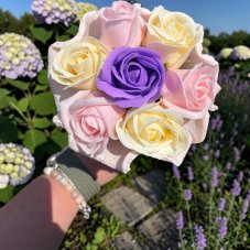 Pastelová romance – voňavá mýdlová kytice ze 7 mýdlových růží