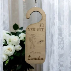 Dřevěný závěs na kliku – Nerušit, příprava ženicha