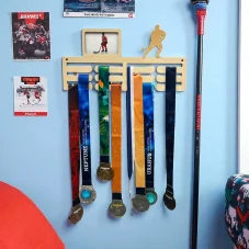 Dřevěný věšák na medaile s fotkou a sportovním motivem
