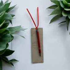 Dřevěná záložka s kovovou propiskou pro paní vychovatelku – květinový ornament