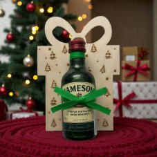 Vánoční dřevěný dárek s mini lahvičkou Jameson