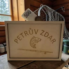 🎣 Dřevěná pokladnička pro rybáře – Petrův zdar
