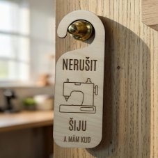 Dřevěný závěs na kliku – Nerušit, šiju a mám klid