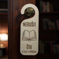 Dřevěný závěs na kliku – Nerušit, čtu a žiju v příběhu