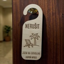 Dřevěný závěs na kliku – Nerušit, jsem na dovolené