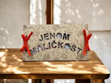 Dřevěná obálka na peníze „Jenom maličkost“ – motiv motýlků