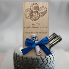 Dřevěná obálka na peníze „I auto si zaslouží nové tenisky“ – na pneumatiky