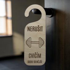 Dřevěný závěs na kliku – Nerušit, cvičím, budu silnější