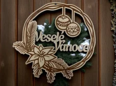 Dřevěný vánoční věnec Veselé Vánoce – 29 cm