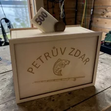 🎣 Dřevěná pokladnička pro rybáře – Petrův zdar