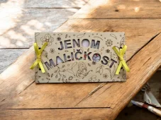Dřevěná obálka na peníze „Jenom maličkost“ – květinový motiv s motýlem