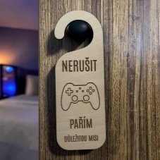 Dřevěný závěs na kliku – Nerušit, pařím