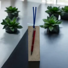 Dřevěná záložka s kovovou propiskou pro paní asistentku – květinový ornament