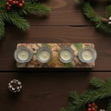 Dřevěný adventní svícen na 4 svíčky – perníčky a sušené ovoce
