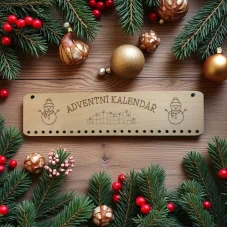 Dřevěný adventní kalendář – sněhuláci a vánoční dárky