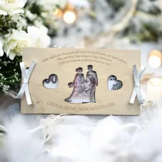 Dřevěná svatební obálka na peníze – novomanželé se srdíčky