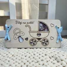 Dřevěná obálka na peníze k narození miminka – kočárek a dudlík