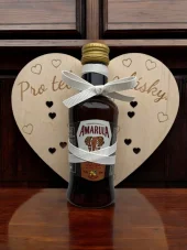 Dřevěné srdce s mini lahvičkou Amarula – Pro tebe z lásky
