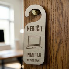 Dřevěný závěs na kliku – Nerušit, pracuji