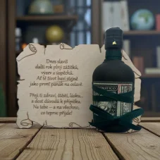 Dřevěný pergamen s přáním a mini lahvičkou Diplomático Reserva Exclusiva