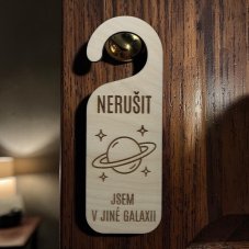 Dřevěný závěs na kliku – Nerušit, jsem v jiné galaxii