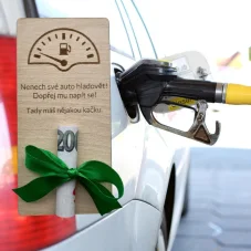 Dřevěná obálka na peníze „Nenech své auto hladovět“ – příspěvek na palivo