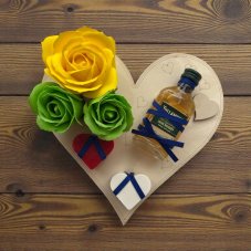 Dárkové srdce zeleno-žluto-bílo-červené s mýdlovými růžemi a whiskey Tullamore D.E.W.
