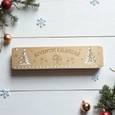 Dřevěný adventní kalendář – sněhulák a stromečky