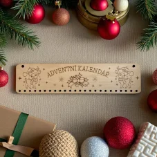 Dřevěný adventní kalendář – vánoční sobíci