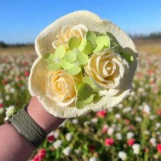 Krémová jemnost s limetkou – voňavá mýdlová kytice ze 3 mýdlových růží