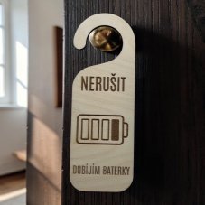 Dřevěný závěs na kliku – Nerušit, dobíjím baterky