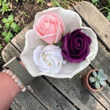 Romantická elegance – voňavá mýdlová kytice ze 3 mýdlových růží