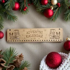 Dřevěný adventní kalendář – Santa a sobíci