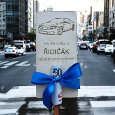 Dřevěná deska na peníze – Nějaká kačka na řidičák
