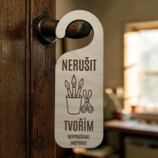 Dřevěný závěs na kliku – Nerušit, tvořím