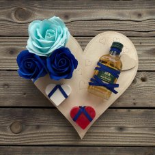 Dárkové srdce modro-bílo-červené s mýdlovými růžemi a whiskey Tullamore D.E.W.