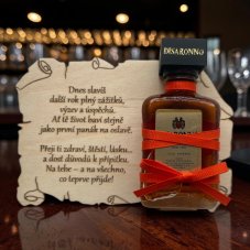 Dřevěný pergamen s přáním a mini lahvičkou Disaronno